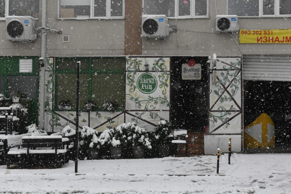 OVO JE KAFIĆ U KOJEM SE DESILO KRVOPROLIĆE NA CERAKU: Izbodena trojica muškaraca, među njima i drug Vuka Moba (FOTO/VIDEO)