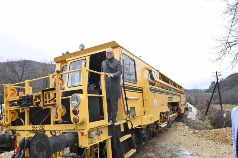 Ministar Vesić u radnoj mašini na pruzi