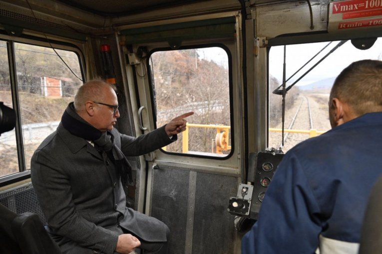 Vesić išao prugom do Pirota 