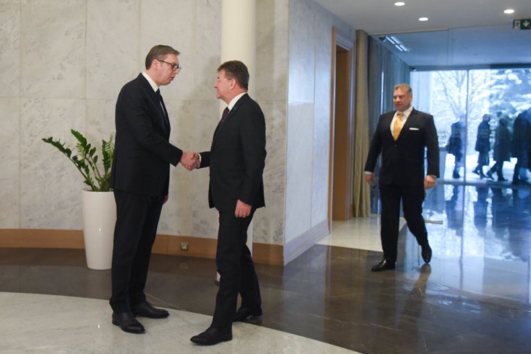 Aleksandar Vučić i izaslanik