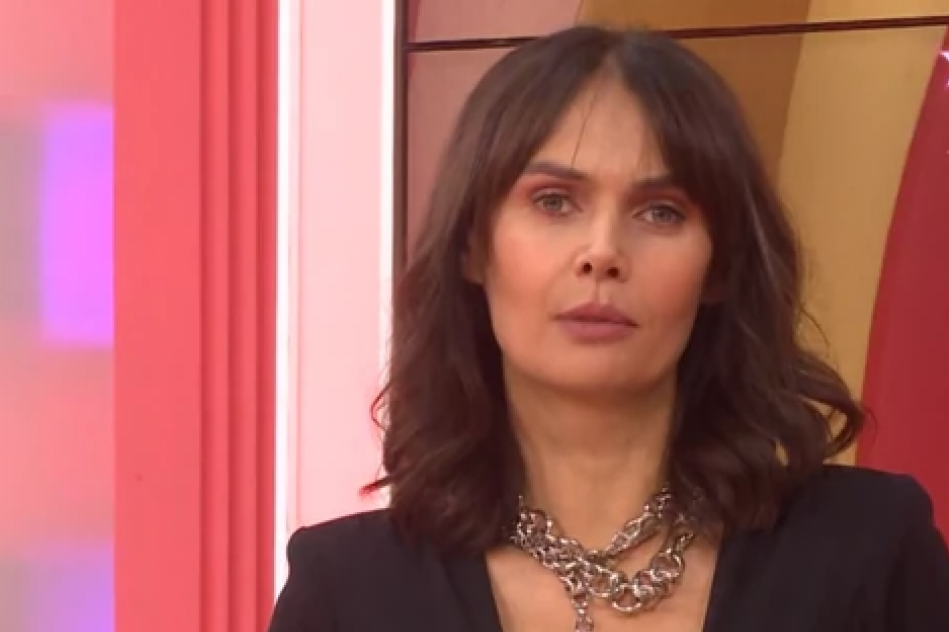 Nataša Pavlović u kratkoj haljini