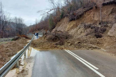 REKE SE POLAKO POVLAČE U KORITA, IZBEGNUTA VANREDNA SITUACIJA: Meštani golijskih sela tri dana bez telefonske veze (FOTO)
