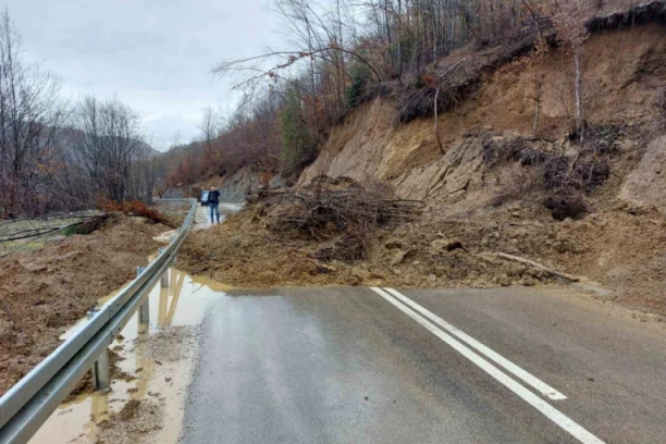 REKE SE POLAKO POVLAČE U KORITA, IZBEGNUTA VANREDNA SITUACIJA: Meštani golijskih sela tri dana bez telefonske veze (FOTO)