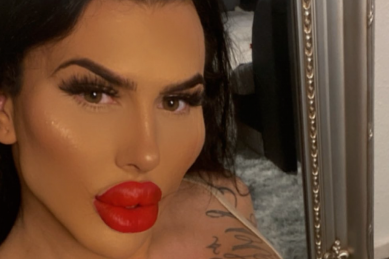 Sofia stavila crvenim karmin