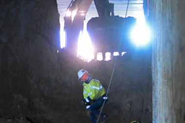 URUŠIO SE TUNEL TOKOM IZGRADNJE AUTO-PUTA! Ljudi ostali živi zatrpani u ruševinama - zarobljeno preko 40 radnika! (VIDEO)