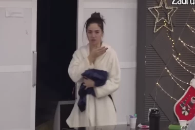 ISPLIVAO NOVI ANĐELIN ŠOK SNIMAK! Seva joj zadnjica na sve strane! Ponaša se kao da kamere ne postoje! (VIDEO)