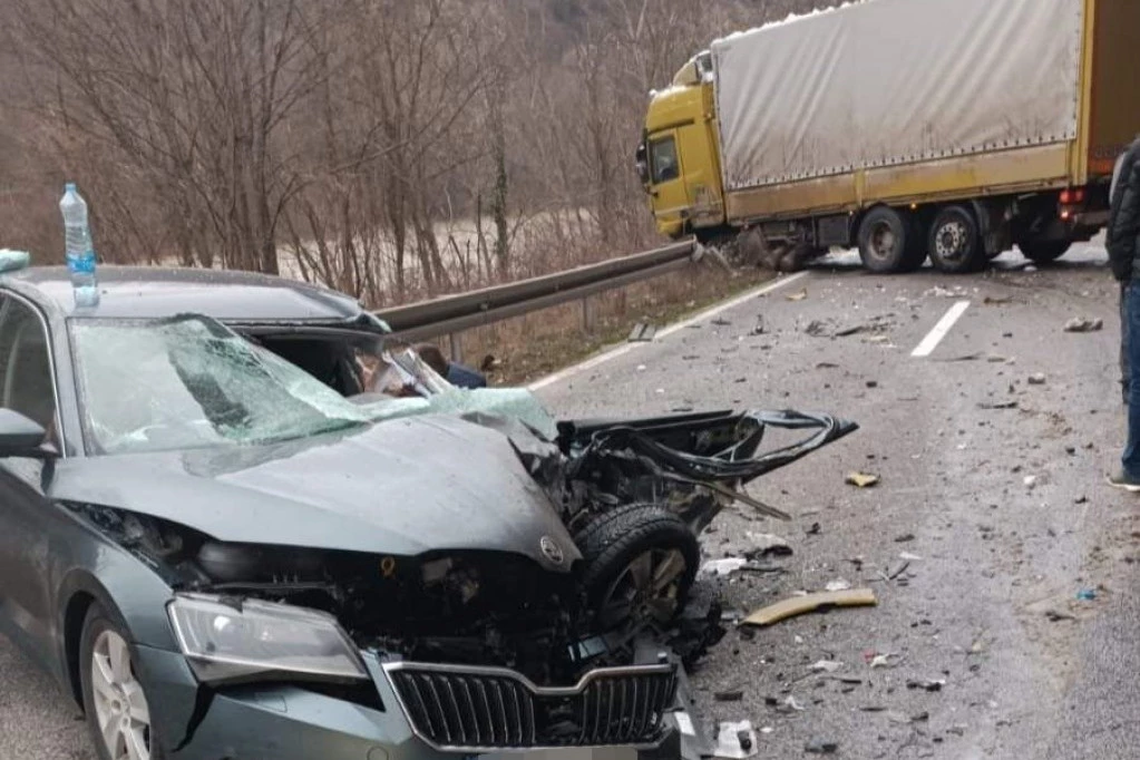 STRAVA I UŽAS NA ZALEĐENOM PUTU, POGINULA DECA! Osmoro putnika u autu sa LETNJIM GUMAMA zakucalo se u drvo!