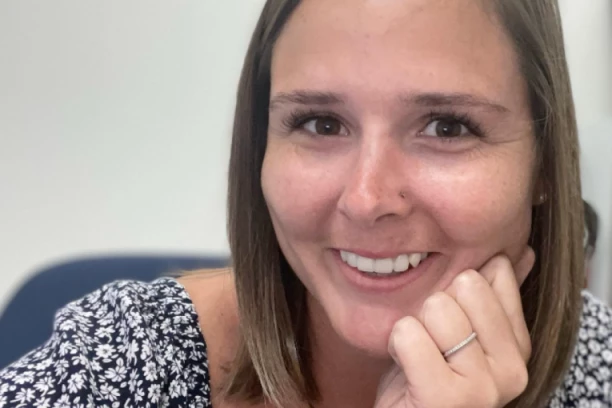 TRI MESECA SU BILI U VEZI I NIŠTA NIJE PRIMETILA: Pogledala je zajedničku fotografiju i sve je bilo JASNO - nije imao deo tela!