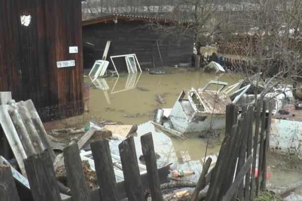 SPASAVALI SMO ŽIVU GLAVU, IZLAZILI IZ KUĆE GOLI I BOSI: Meštani naselja Luka očajni zbog katastrofe koja ih je snašla, Lim uništio ono što su godinama sticali! (FOTO)