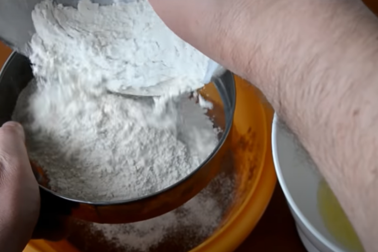 Prosejavanje brašna u fil