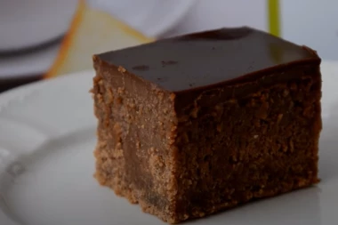 ČOKOLADNE KOCKE SA ORASIMA – OMILJENA POSLASTICA SVAKE KUĆE: Spremite kolač kao profesionalac!