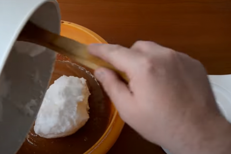 Umućena belanca presipamo u fil