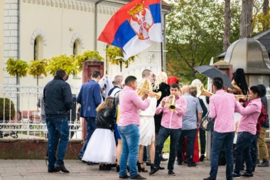 JEDAN SRPSKI OBIČAJ NA SVADBI IZLUDEO GOSTE: “Deset minuta radiš OVO – naporno je, hteli smo da PUKNEMO“
