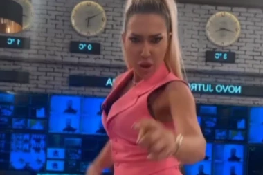 JA NE IGRAM, JA KIDAM! Jovana Jeremić ZAMEŠALA KUKOVIMA u studiju (VIDEO)