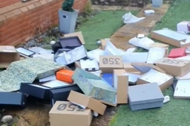 PREVARA JOJ DOŠLA GLAVE: Poznati engleski fudbaler IZBACIO kroz prozor stvari bivše devojke! (VIDEO)