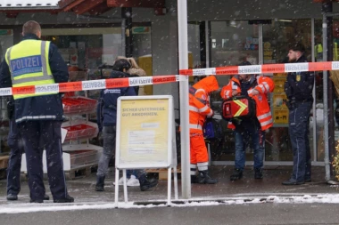 MRTAV HLADAN UPUCAO BIVŠU PA SEO U TAKSI! Prvi snimci užasa sa pijace u Markdorfu gde je SRBIN UBIO ŽENU! Uhapšen! (VIDEO)