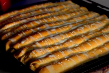 OMILJENI UKUS IZ DETINJSTVA: Recept za mekane slane štapiće