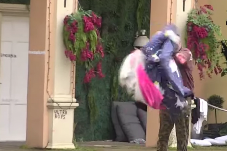 Filip Car baca Majine stvari