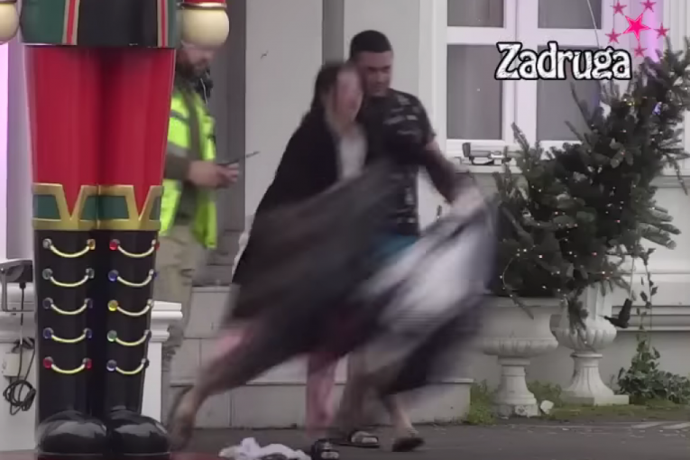 Maja Marinković pobacala Careve stvari po dvorištu