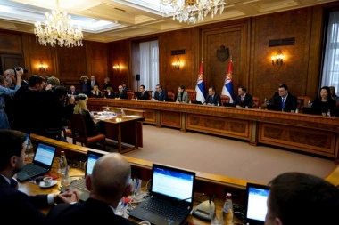 ISTORIJSKA SEDNICA O KIM: Predsednik Aleksandar Vučić obavestio članove Vlade o sastanku sa "velikom petorkom!"