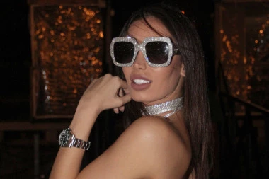 SORAJA ŠOKIRALA IZGLEDOM NAKON POROĐAJA: Starleta kao vanzemaljac, nadogradila DUGAČKE DLAKE na lice! (FOTO)