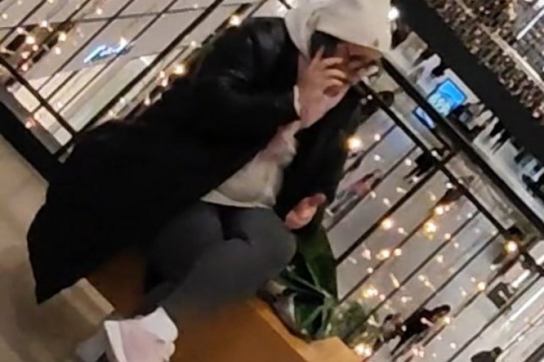 PAPARACO: Verica Šerifović besno razgovara sa nekim, vidno nervozna