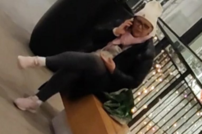 PAPARACO: Verica Šerifović besno razgovara sa nekim, vidno nervozna