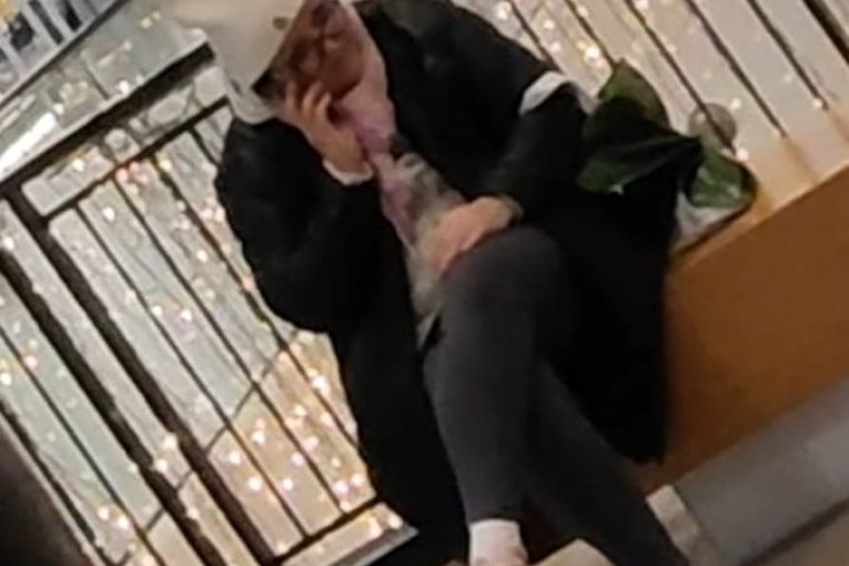 PAPARACO: Verica Šerifović besno razgovara sa nekim, vidno nervozna