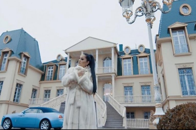 Jana Todorović u dvorcu svog svekra