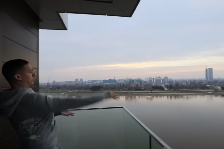 Baka Prase baca kamenje sa balkona