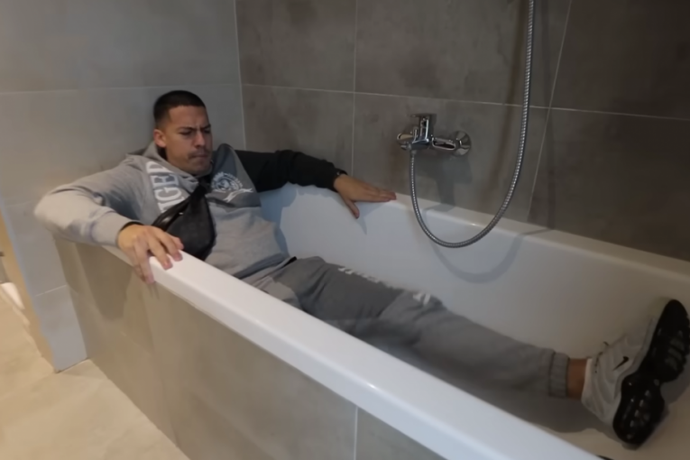 Baka Prase obuven i obučen u kadi