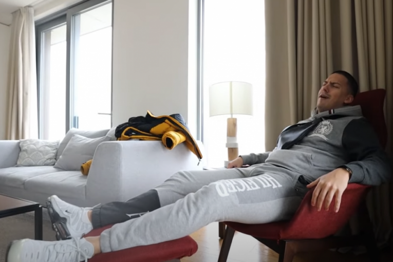 Baka Prase podigao noge na nameštaj