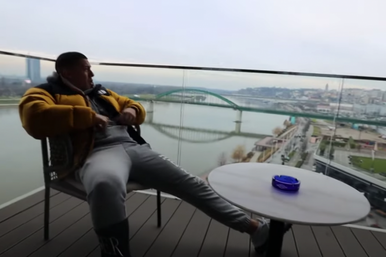 Baka Prase pokazao pogled iz stana