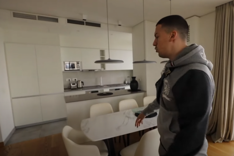 Baka Prase pokazao kuhinju i trpezariju