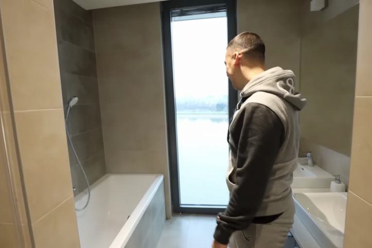 Baka Prase pokazao jedno od četiri kupatila