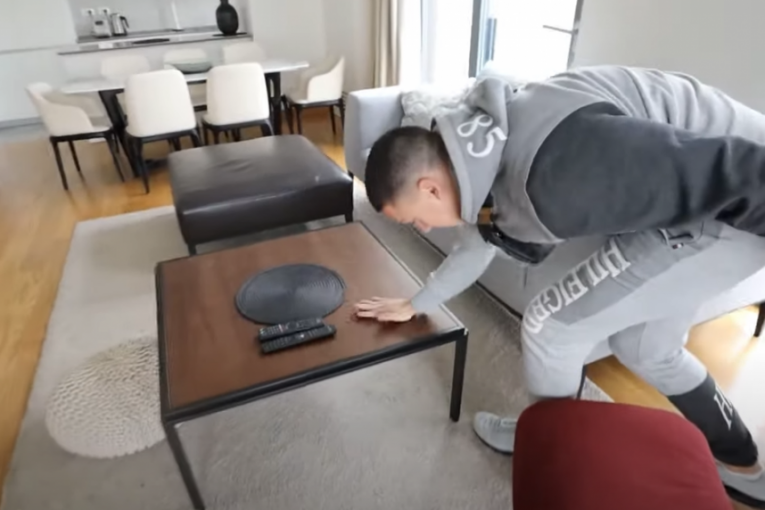 Baka Prase udara po stolu