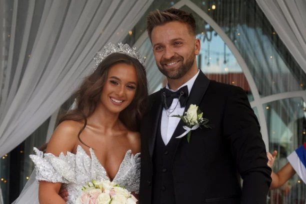 DIGLA SE KUKA I MOTIKA ZBOG DŽEHVINOG BRATA: Sava čeka dete sa 15 godina mlađom influenserkom, tviteraši ga osudili da je PEDOFIL - on se hitno oglasio!