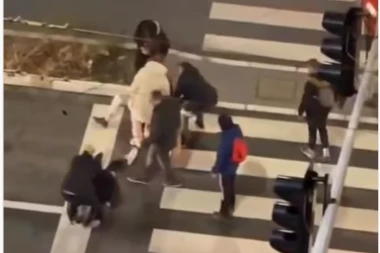 NESTVARAN SNIMAK! Žestoka tuča mladića nasred kolovoza na Trošarini! Saobraćaj zaustavljen, ljudi ih jedva razdvojili! (VIDEO)