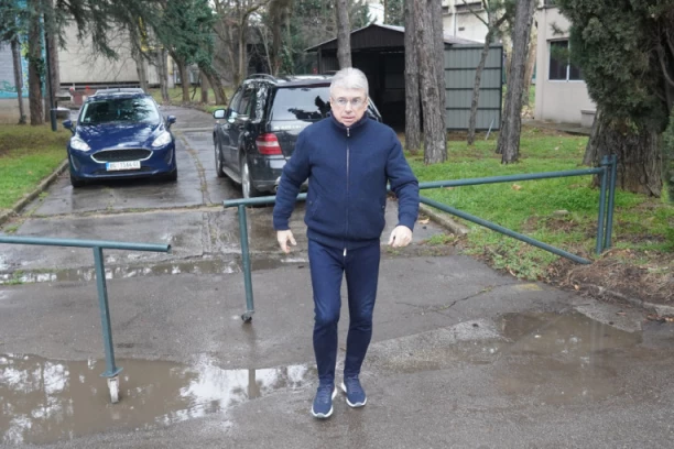 PRVE FOTOGRAFIJE SAŠE POPOVIĆA NAKON HITNE OPERACIJE: Svi su odmah primetili šok promenu! (FOTO)