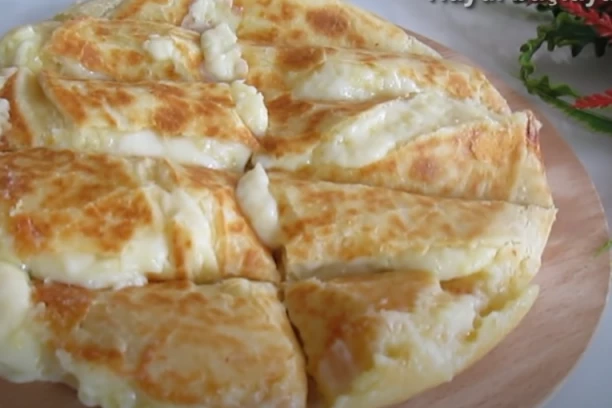 SVI SU ODLEPILI ZBOG OVOG RECEPTA: Lepinja iz tiganja punjena kačkavljem - mere na čašu!