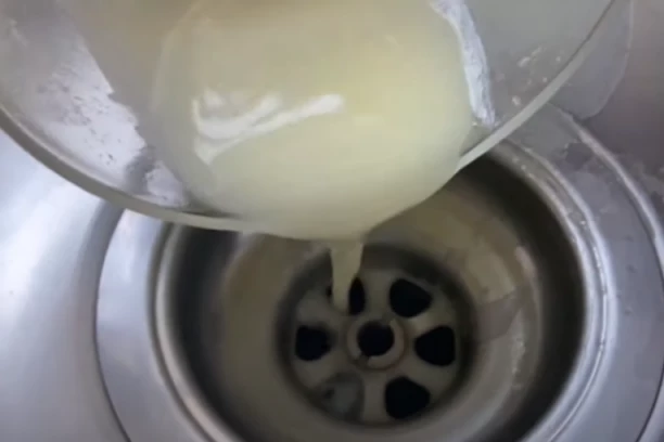 OVO BI SVAKO TREBALO DA SIPA U ODVOD: Dva sastojka bolje čiste od svih hemikalija!