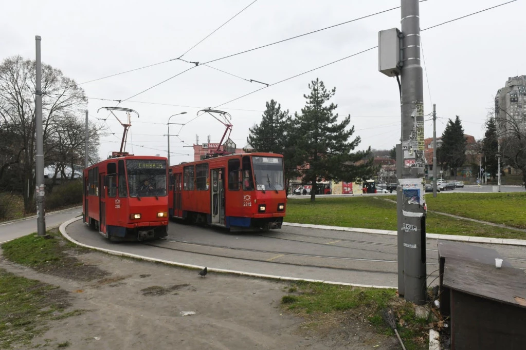 OTPRAVNIK IH ZAMOLIO DA NE CRTAJU GRAFITE, ONI GA IZBOLI NOŽEM: Jezivi detalji napada na Banjici, mladići sve PRENOSILI UŽIVO (FOTO/VIDEO)