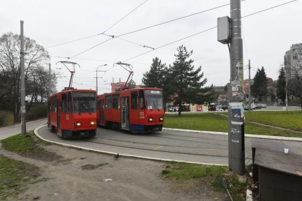 OTPRAVNIK IH ZAMOLIO DA NE CRTAJU GRAFITE, ONI GA IZBOLI NOŽEM: Jezivi detalji napada na Banjici, mladići sve PRENOSILI UŽIVO (FOTO/VIDEO)
