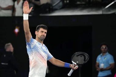 SALVA EMOCIJA NA ROD LEJVER ARENI: Novak majci Dijani čestitao rođendan i napravio ŠOU u Melburnu!