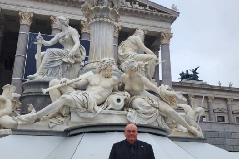 Dragan Marković Palma u Beču, ispred Parlamenta