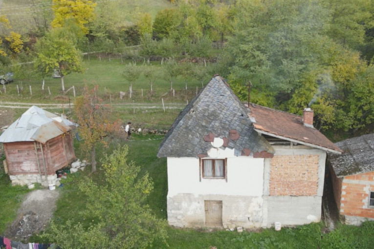 Trošna kuća u srpskom selu