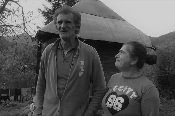 TUGA DO NEBA! PREMINULA ALBANKA KOJA SE UDALA U SRPSKO SELO: Radomiru rodila dvoje dece - sada su ostali siročići, i to u nemaštini (FOTO)