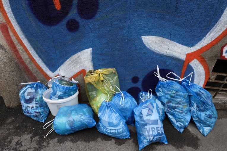 Gomila smeća u kesama