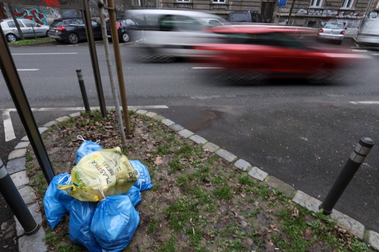 Smeće na zelenoj površini