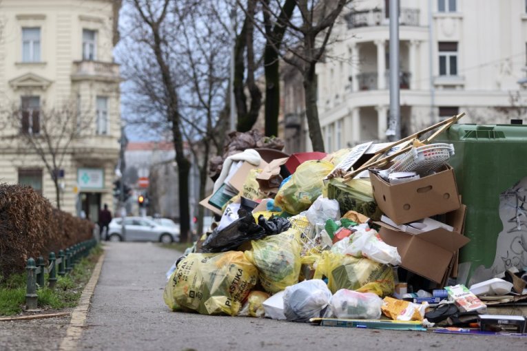 RADNICI ČISTOĆE U ZAGREBU PREKINULI ŠTRAJK: Gradonačelnik sa njima čisti ulice